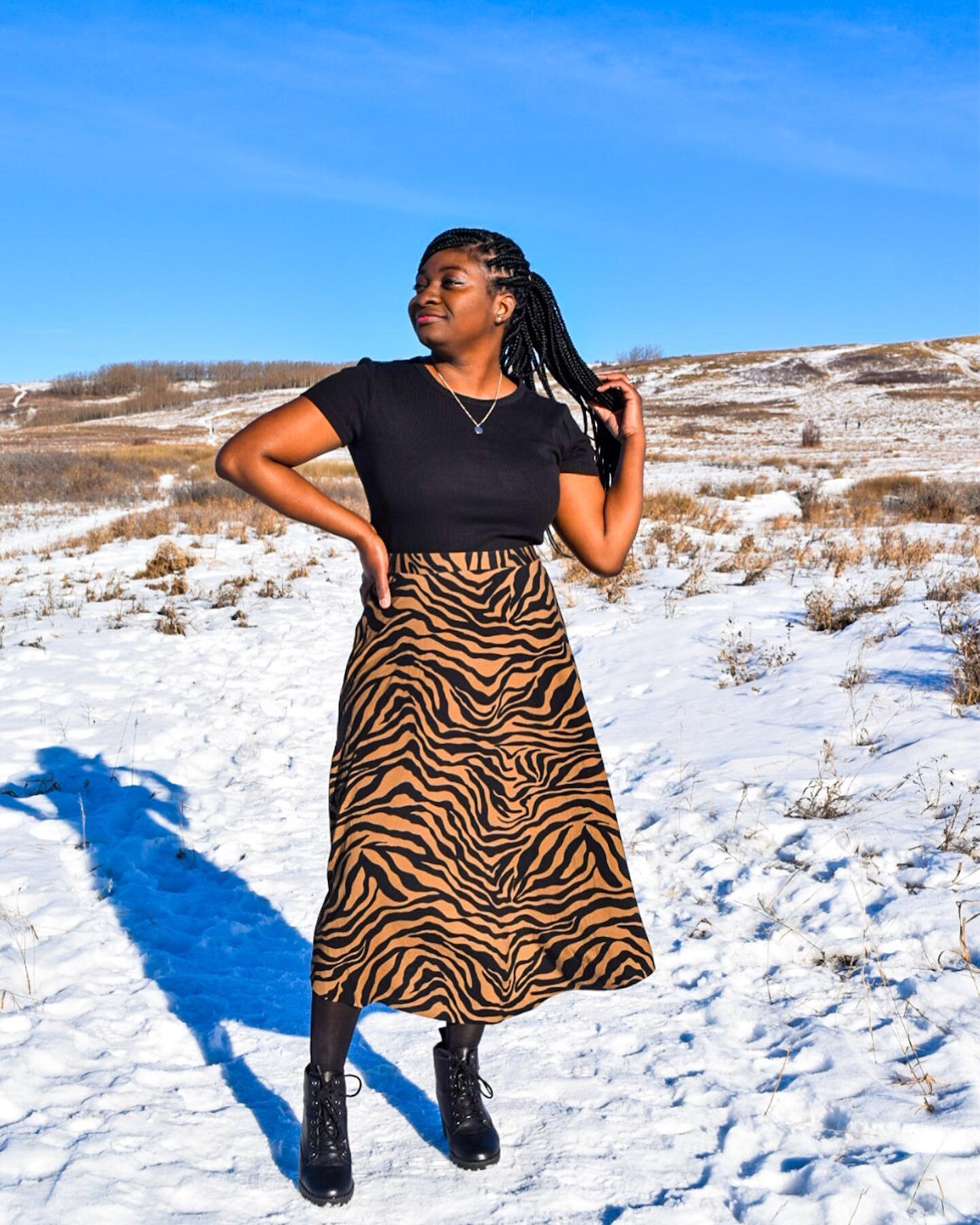 Finally getting around to sharing this knit skirt I made in January 🤪 I actually wanted to make a dress but realized I didn&rsquo;t have enough fabric after I had already cut out the skirt lol 

Pattern: @deer_and_doe_patterns Orage
Fabric: @blackbi