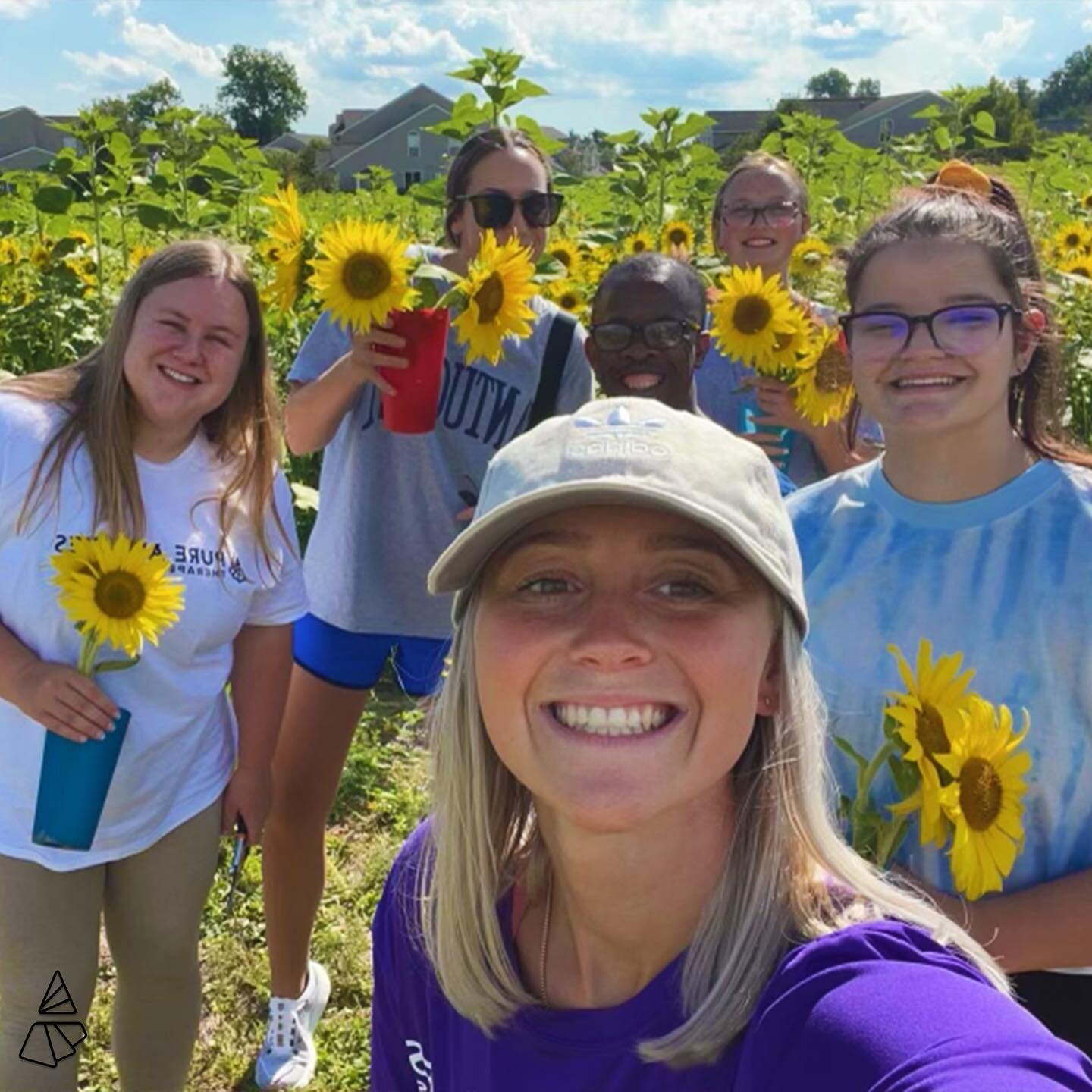 Group trip to Solomon Farms 🌻 Taking in all of the beauty of the sunflowers, this crew was able to pick the flower of their choice and plant in cups for only $2. Highly recommend!