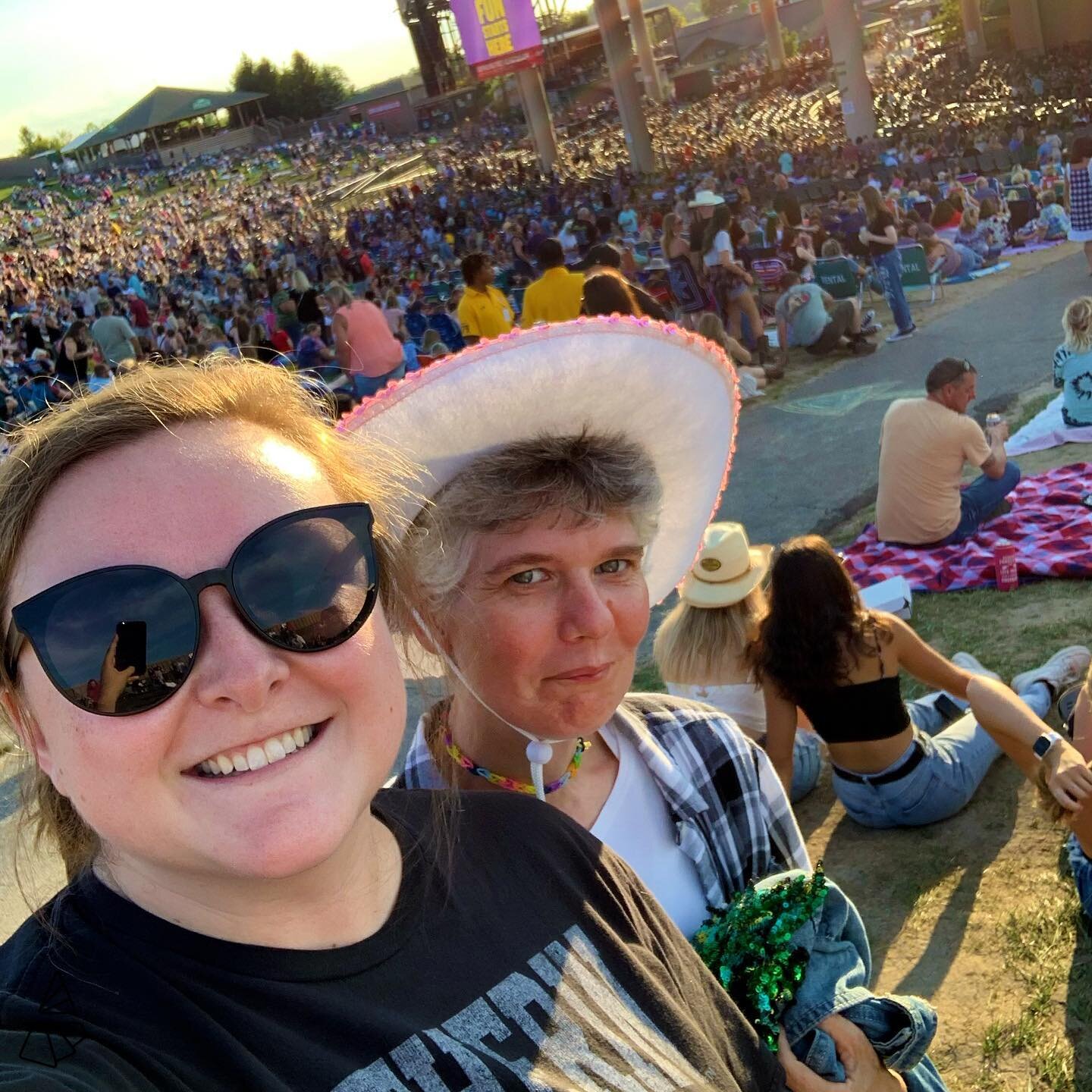 Jen and her BC, Logan, are living their best lives at the recent Keith Urban concert 🎸 Enjoying the vibes, good tunes, and good times 🤠