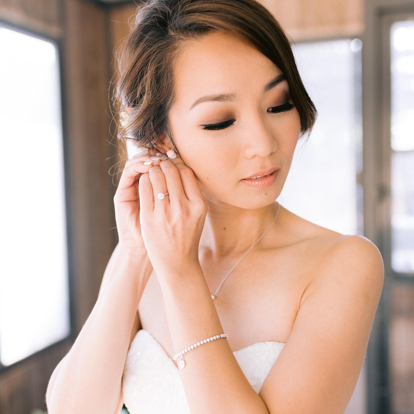 My beautiful bride 👰 @caitlyntdo 
 📸 photographer @apollofotografie 
🌺 florist @urbanflora.co 

#beautifulbride #bride2020 #softsmokeyeye #naturalweddingmakeup #whitegown #wedding #loveherlook #updohairstyles #updo #weddinghair #bayareaartist #bea