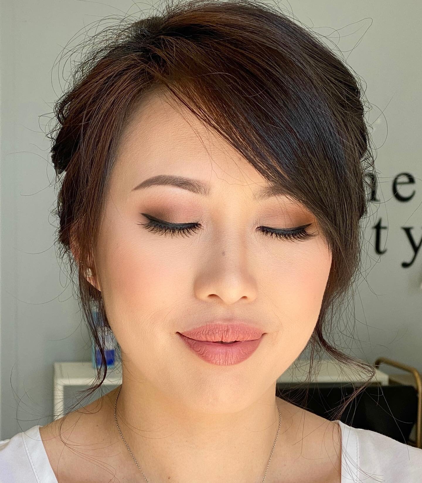 Loving the matte eyeshadow #bronze #matteeyeshadow #lovingit #warmbrown #warmeyeshadow #naturalglammakeup #sexxylips #bridetobe #2021bride #trial #bridaltrial #hairupdos #bridetobe2021 #bridemakeup #bridalmakeupandhair #naturalmakeup #beautybychaungu