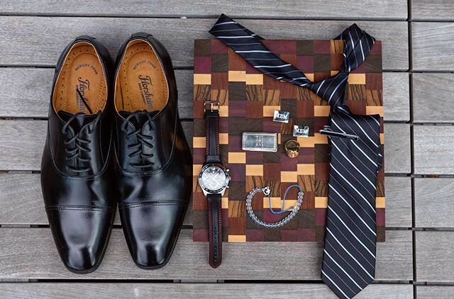 Mike gave his groomsmen hand made cutting board of course made by him. Also cufflinks with their initials. I just love groomsmen details.
.
.
Second shooting for @darlingphotographers
.
.
.
#groomdetails&nbsp; #weddingdetails #weddingday #weddings&nb