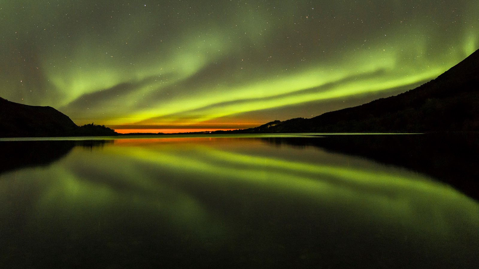 aurora reflecting.jpeg