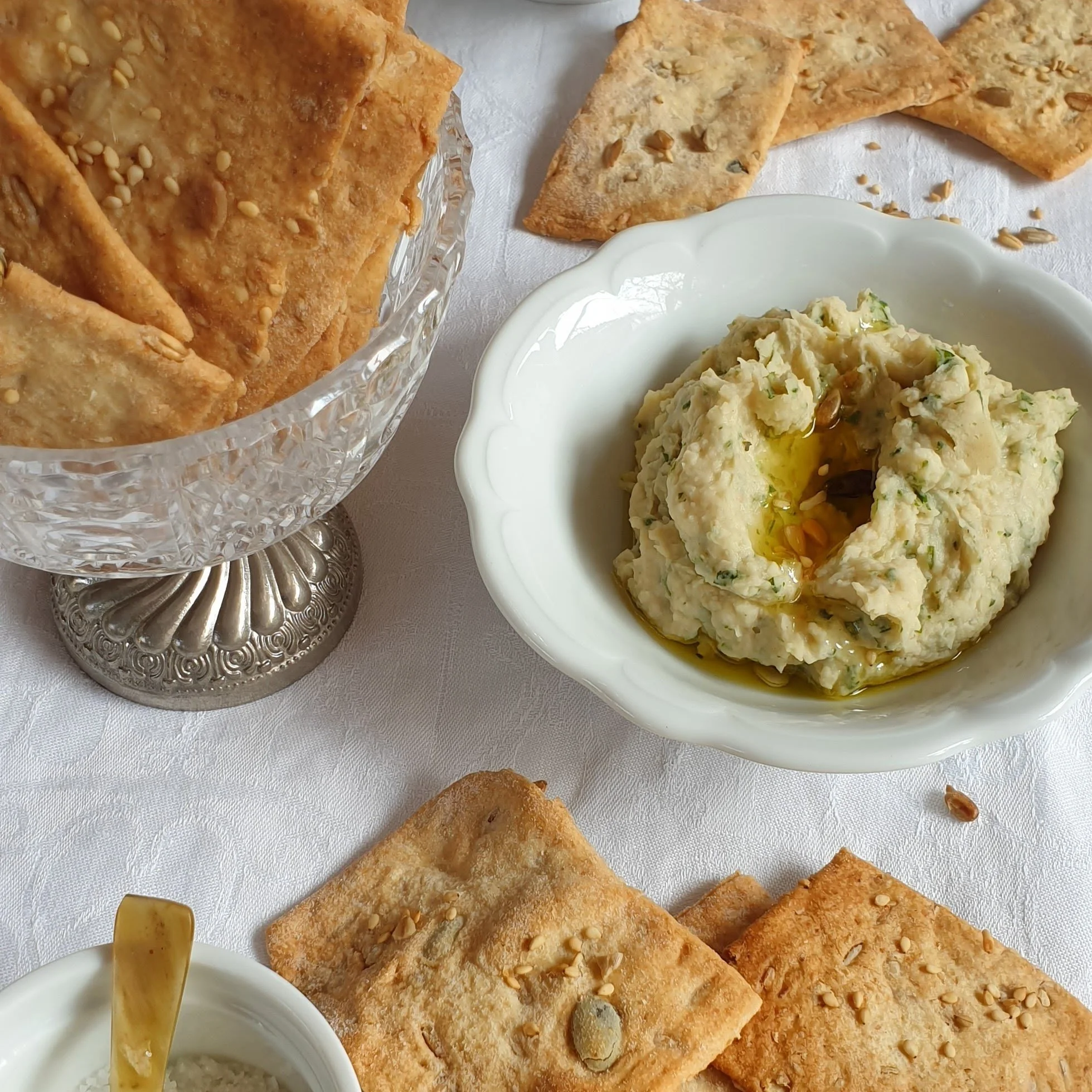 white beans hummus and crakers