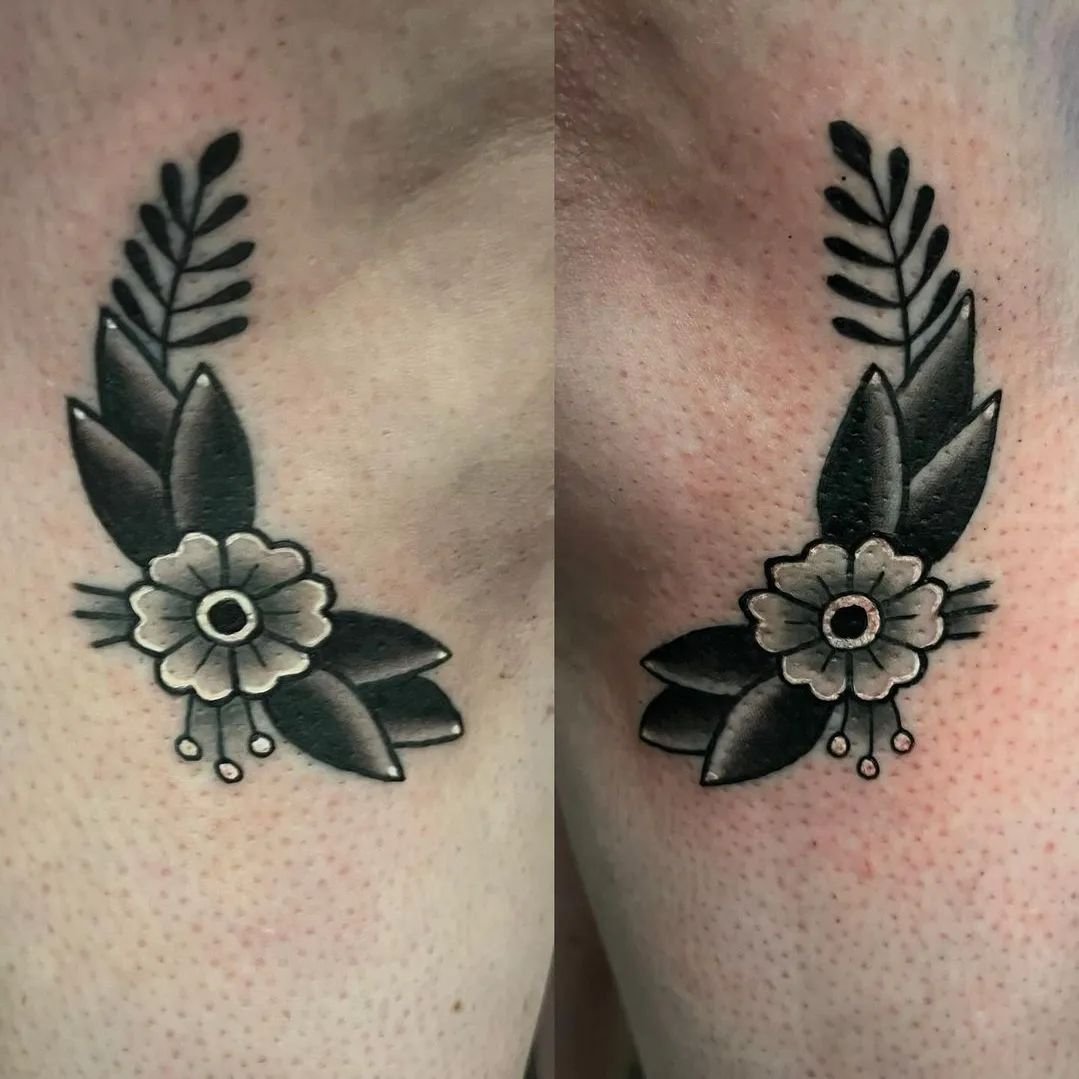 Can you tell which one he tattooed first? 😄
Matching knee flowers by Dean
@howlthetattooer 
.
.
.
.
.
#tattoo #tattoos #tattooed #inked #ink #tradworkerssubmission #traditionaltattoo #tradworkers #tradtattoos #colourtattoo #colortattoo #traditionalt