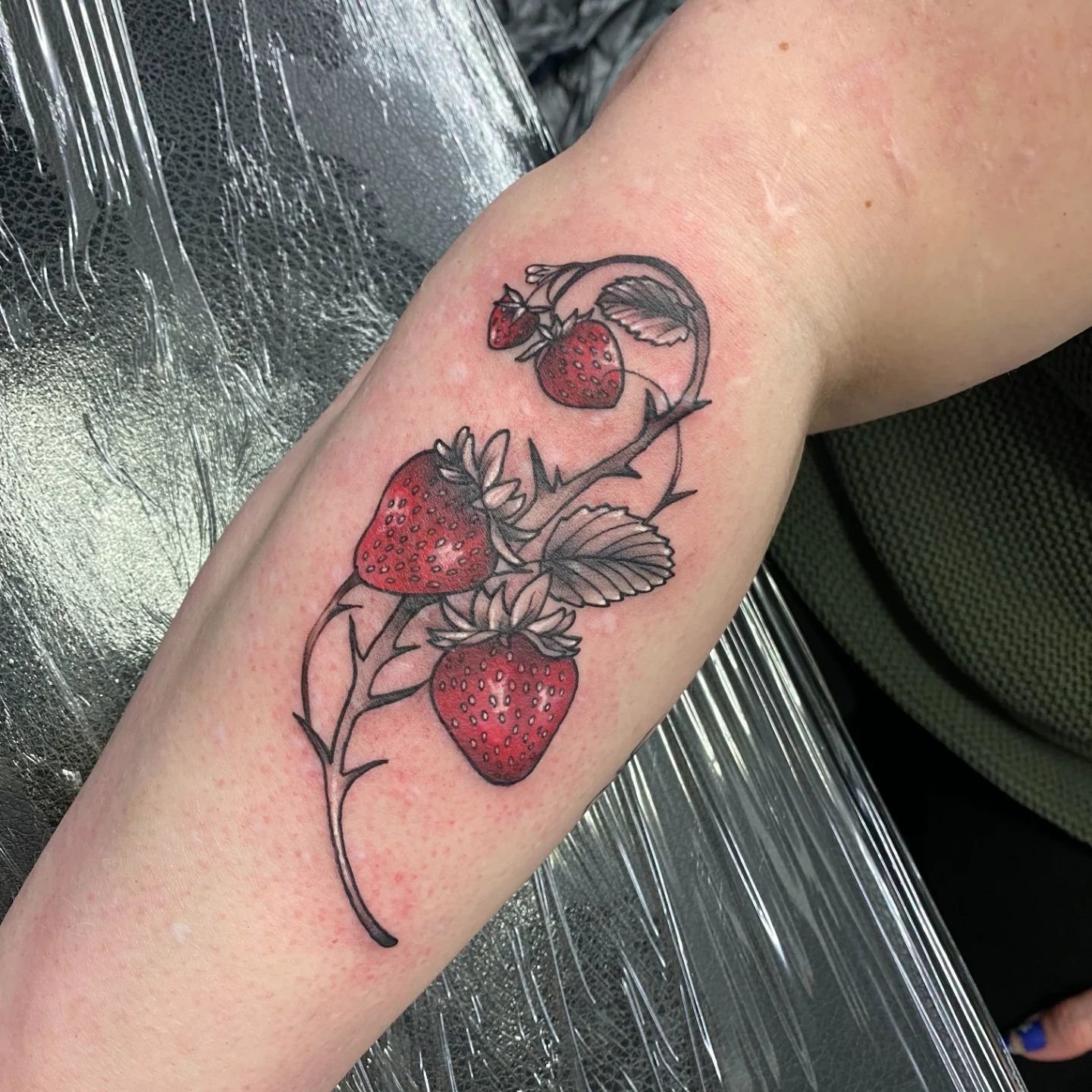 Brambles and Strawberries by @spam_noir 
Sam does still have a little space before Christmas, including half day this coming Saturday (7th).

Done using @magnumtattoosupplies 

.
.
.
#tattoo #tattoos #tattooed #ink #inked #blackandgreytattoo #blackan