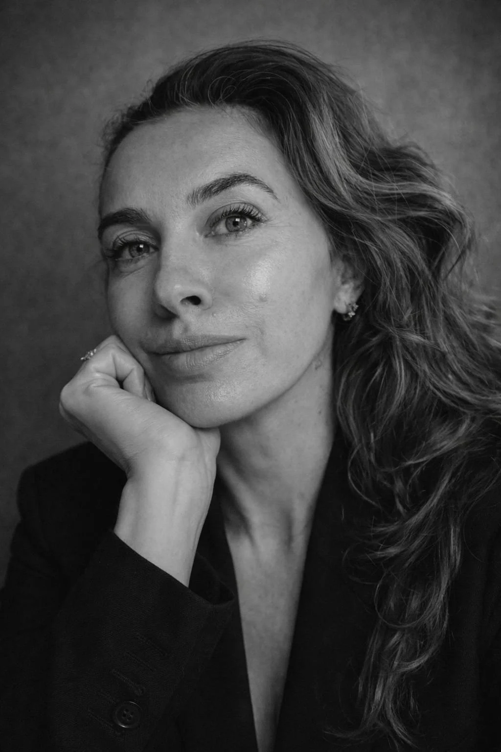 Black and white portrait of Sonja Kalicky, French destination wedding photographer