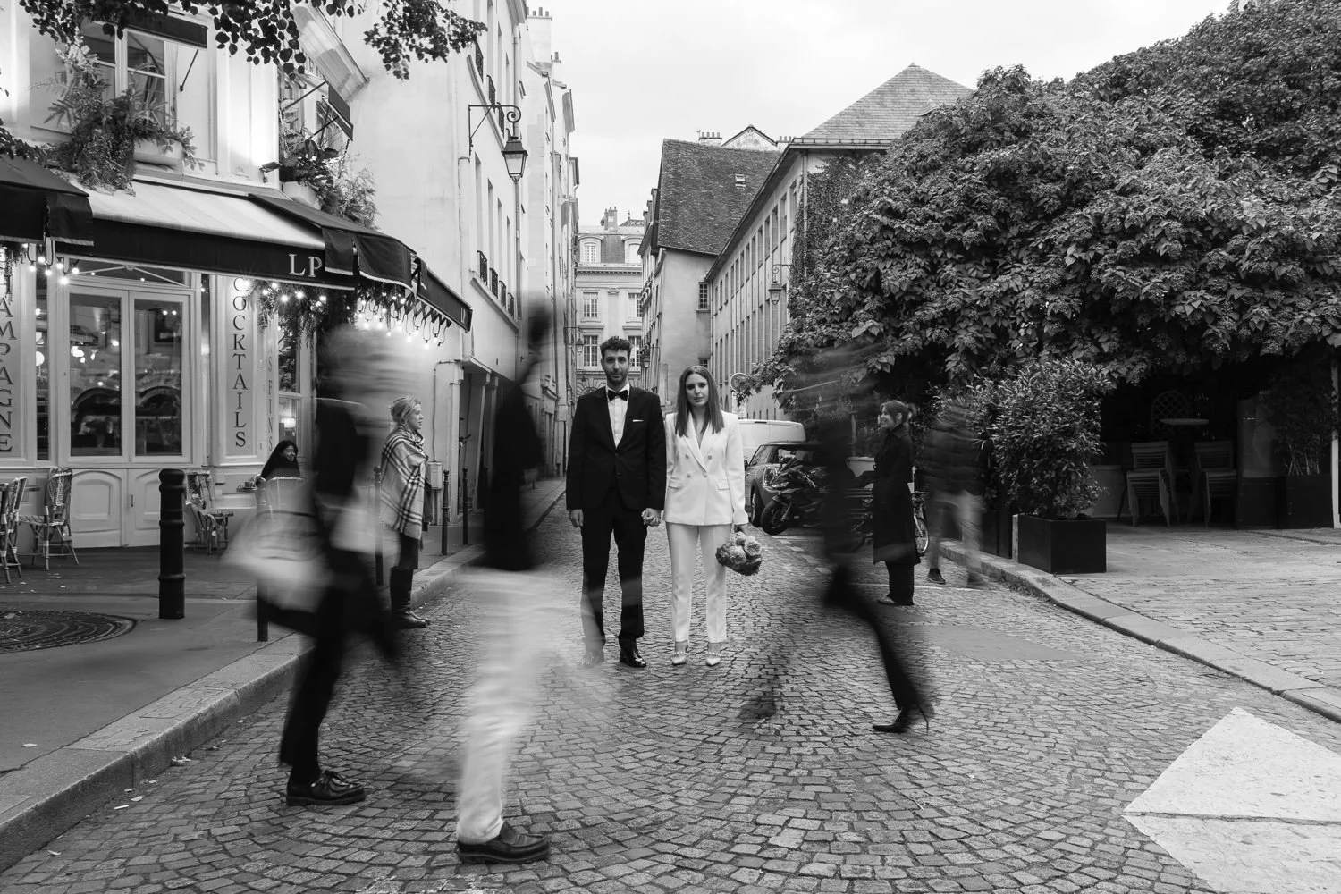2 Editorial-couple-portraits-on-the-quays-of-%C3%8Ele-Saint-Louis-with-Notre-Dame-de-Paris,-France.jpg.jpg