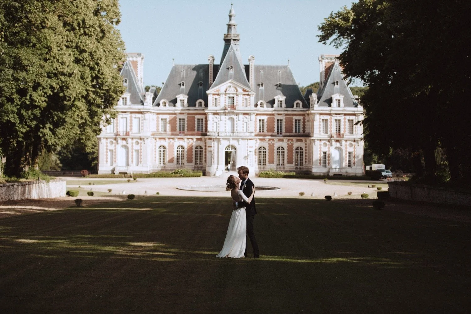 Wedding couple in front of Château de Baronville during a summer wedding in France