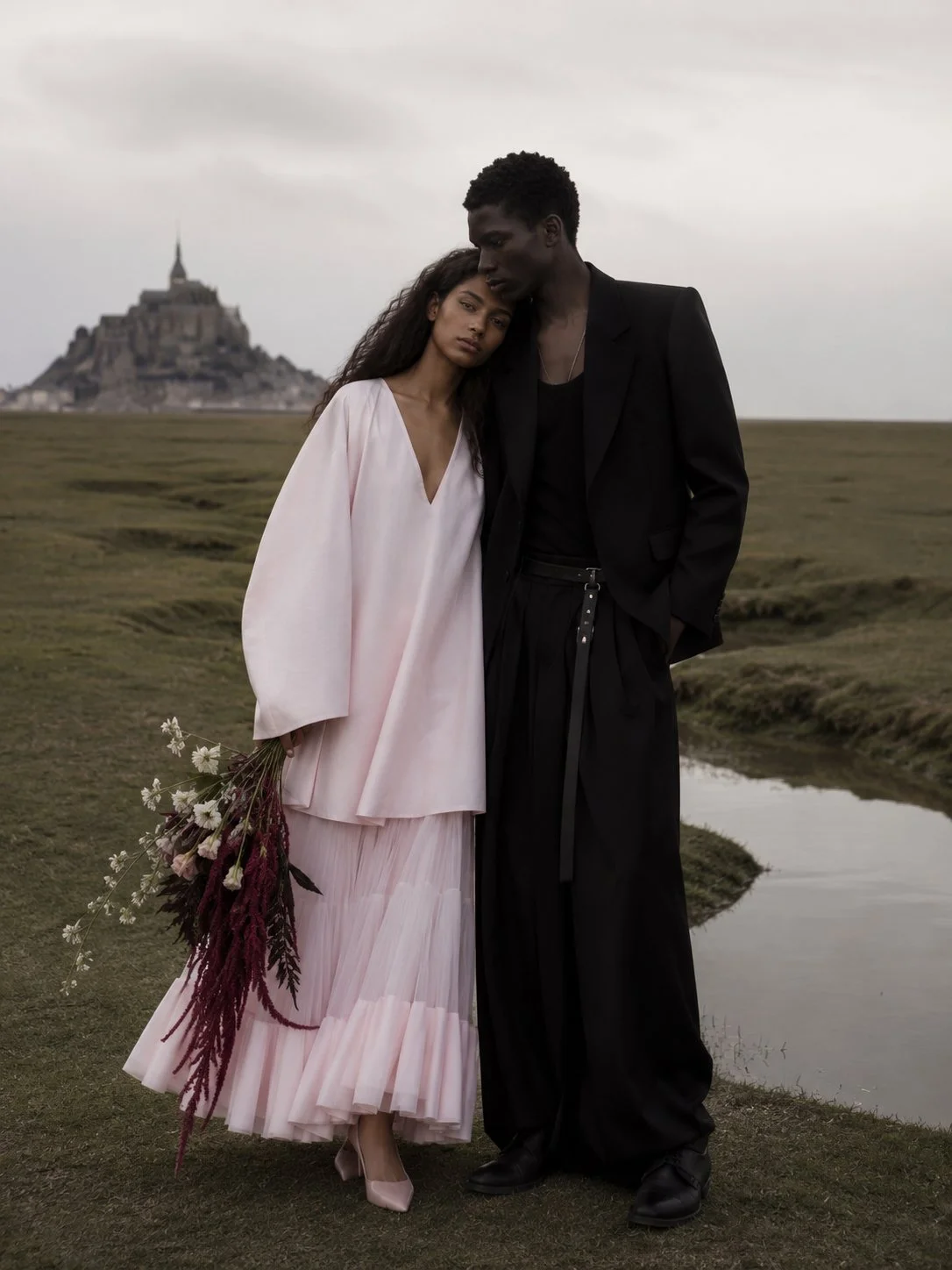 Couple lors d’un mariage au Mont-Saint-Michel en Normandie, photographié dans un style éditorial moderne par une photographe de mariage de luxe en France.