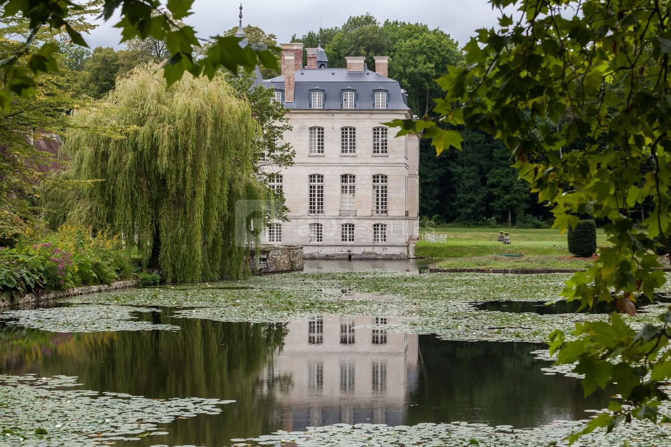 Romantic lake view of Château de Verderonne wedding venue near Paris, France