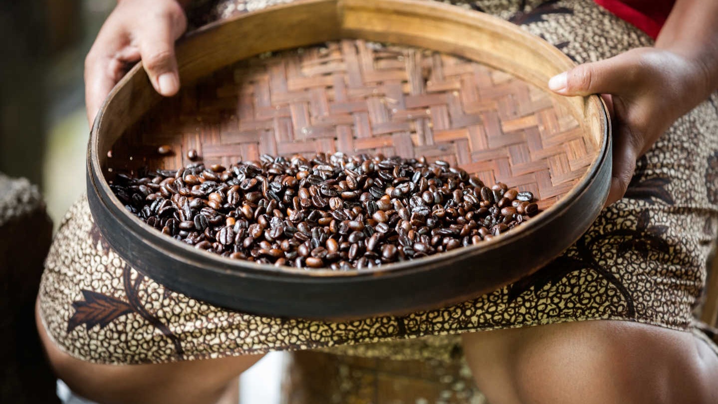 woman_holding_coffee_beans.jpg