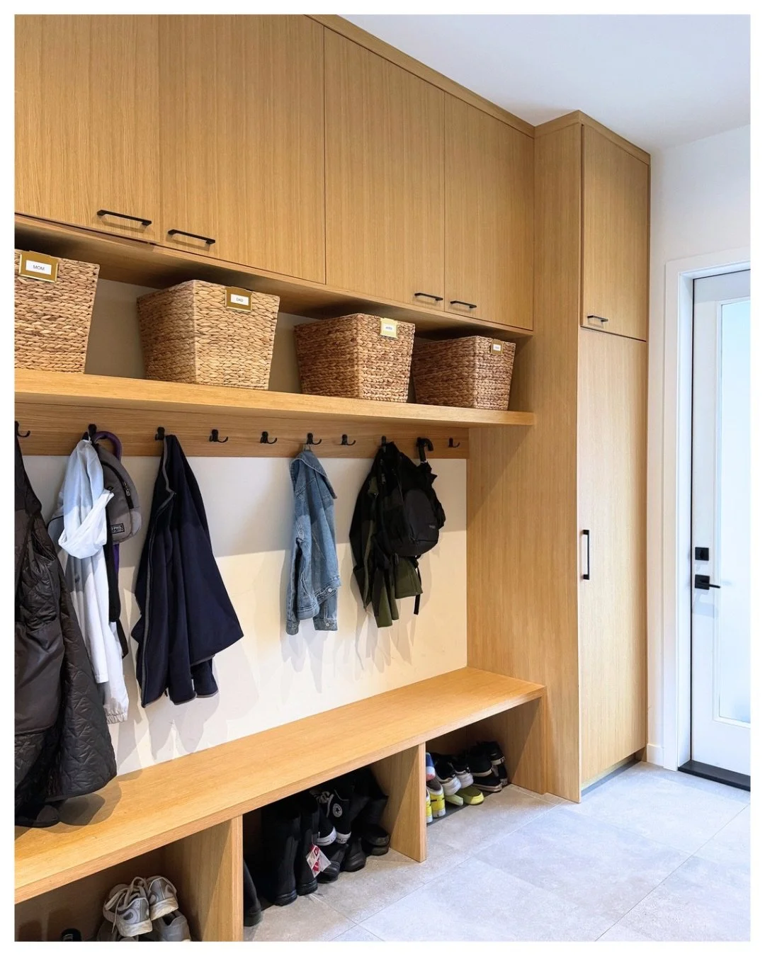 This space didn&rsquo;t need more baskets, more hooks, or more cabinets.
It needed clear rules, real zones, and boundaries for what actually belongs here.

When every jacket, bag, and shoe has a place, clutter stops piling up.
Systems > stuff. Alw