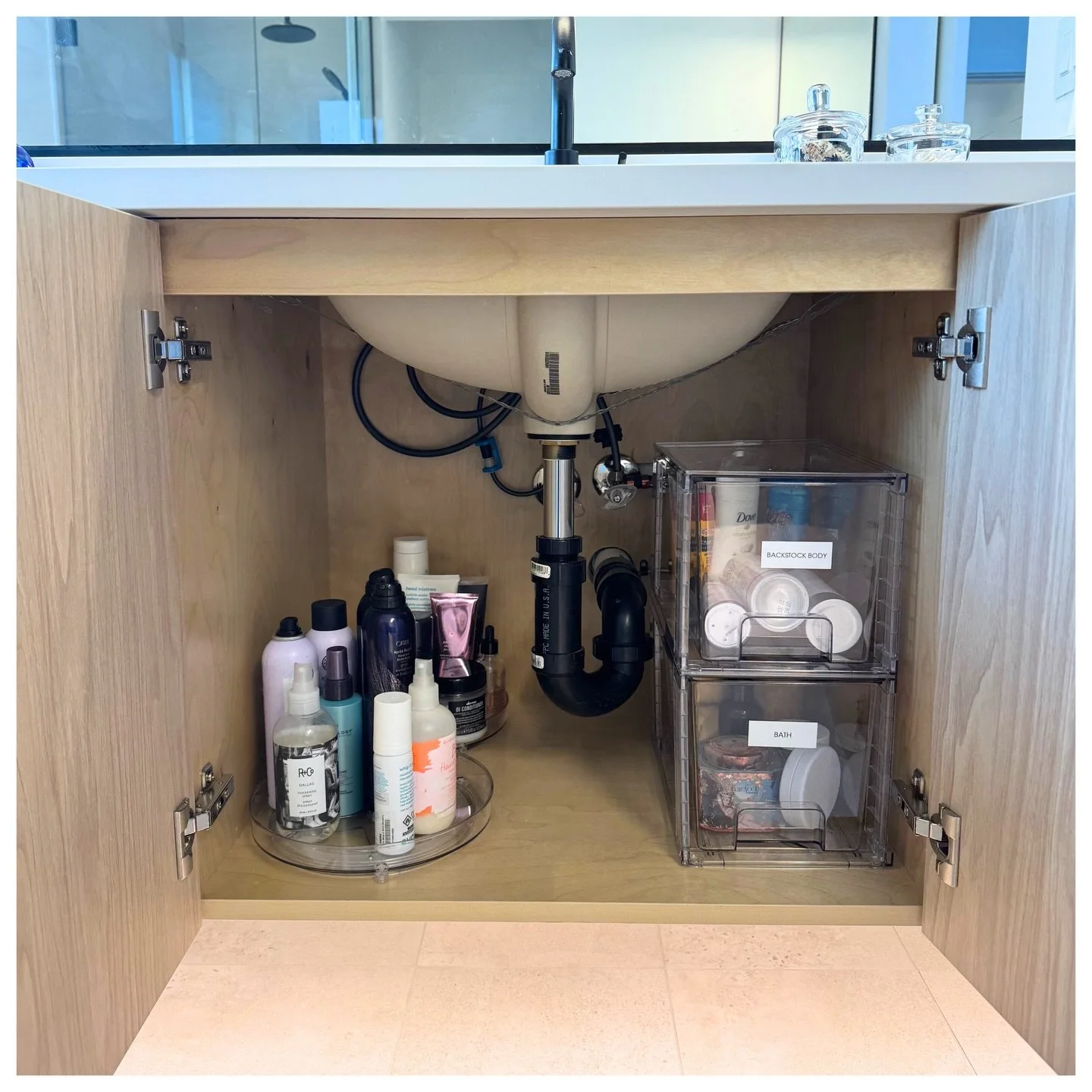 Anyone doing a January purge? 🗑️
Take some inspiration from one of our clients above, who was able to get rid of so much excess from her bathroom. She couldn&rsquo;t find what she needed each morning, and had no idea what was actually in those cupbo