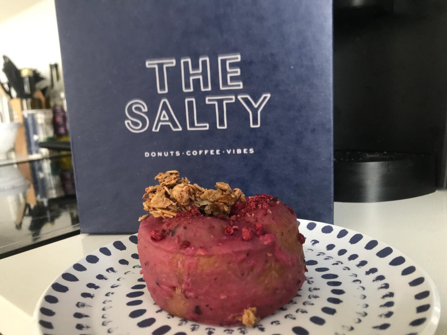 Are you a fan of the #mixedberry #vegan #donut ? Drop a 🤩 if you are!
———————————
#foodporn #foodoftheday #instafood #newyorkeats #newyorkfoodie #foodstagram #lafoodjunkie #foodaholi