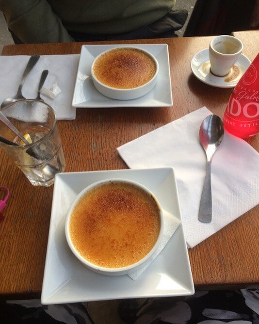Crème brûlée is a DELICIOUS dessert consisting of a rich custard base topped with a texturally contrasting layer of hardened caramelized sugar.
————————————-