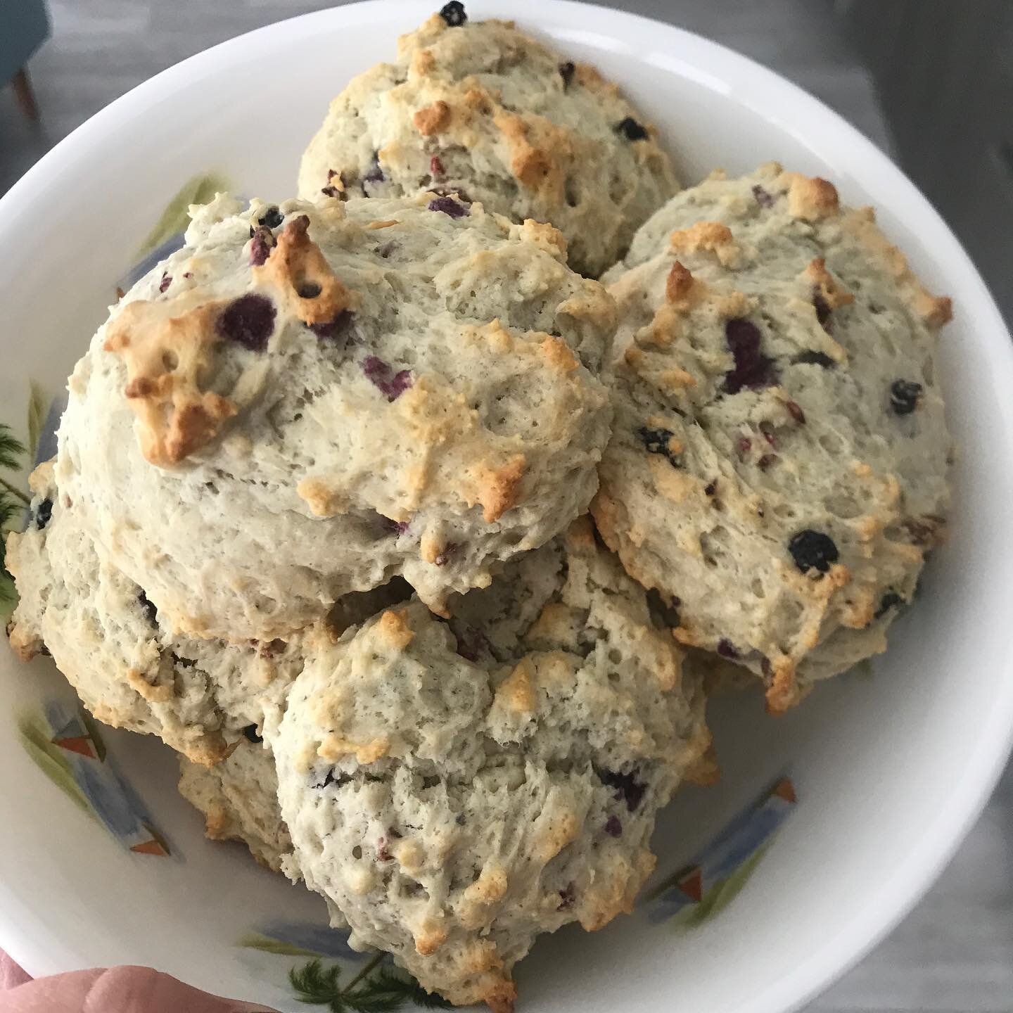 I rate these with 5 Tyranny ⭐️’s for a delicious and light breakfast treat!
——————————
#traderjoes #scones #berries #baking #homemade #foodporn #foodoftheday #instafood #newyorkeats #