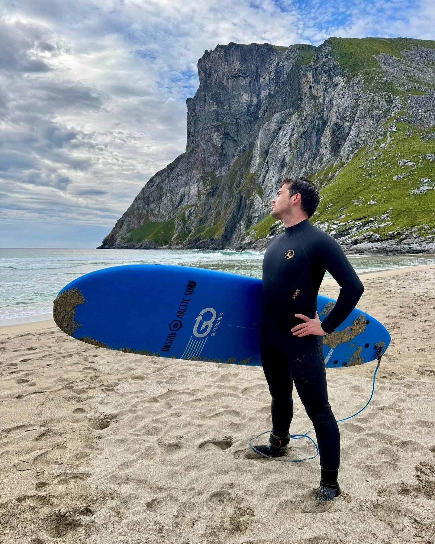 While filming the new series of D&agrave;na, we got to visit Kvalvika, a spectacular beach towards the western end of Lofoten, and film @coinnneach surfing. 

In between bouts of hard work, I took the opportunity to try it for the first time and impr