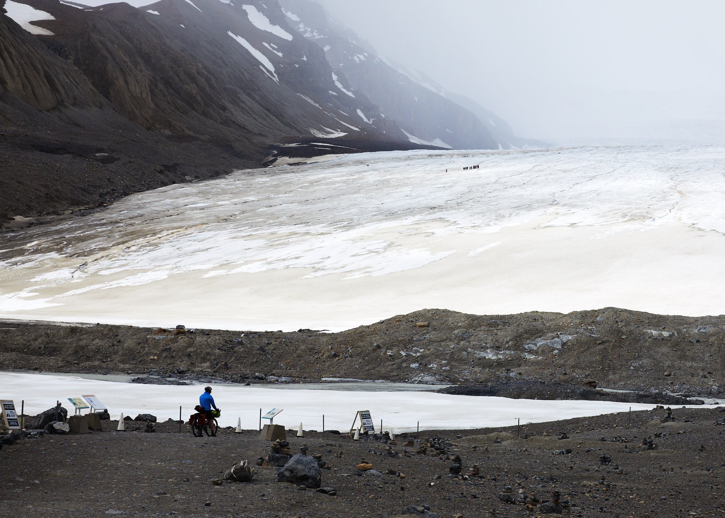  In the distance you can see a group crossing the glacier. 