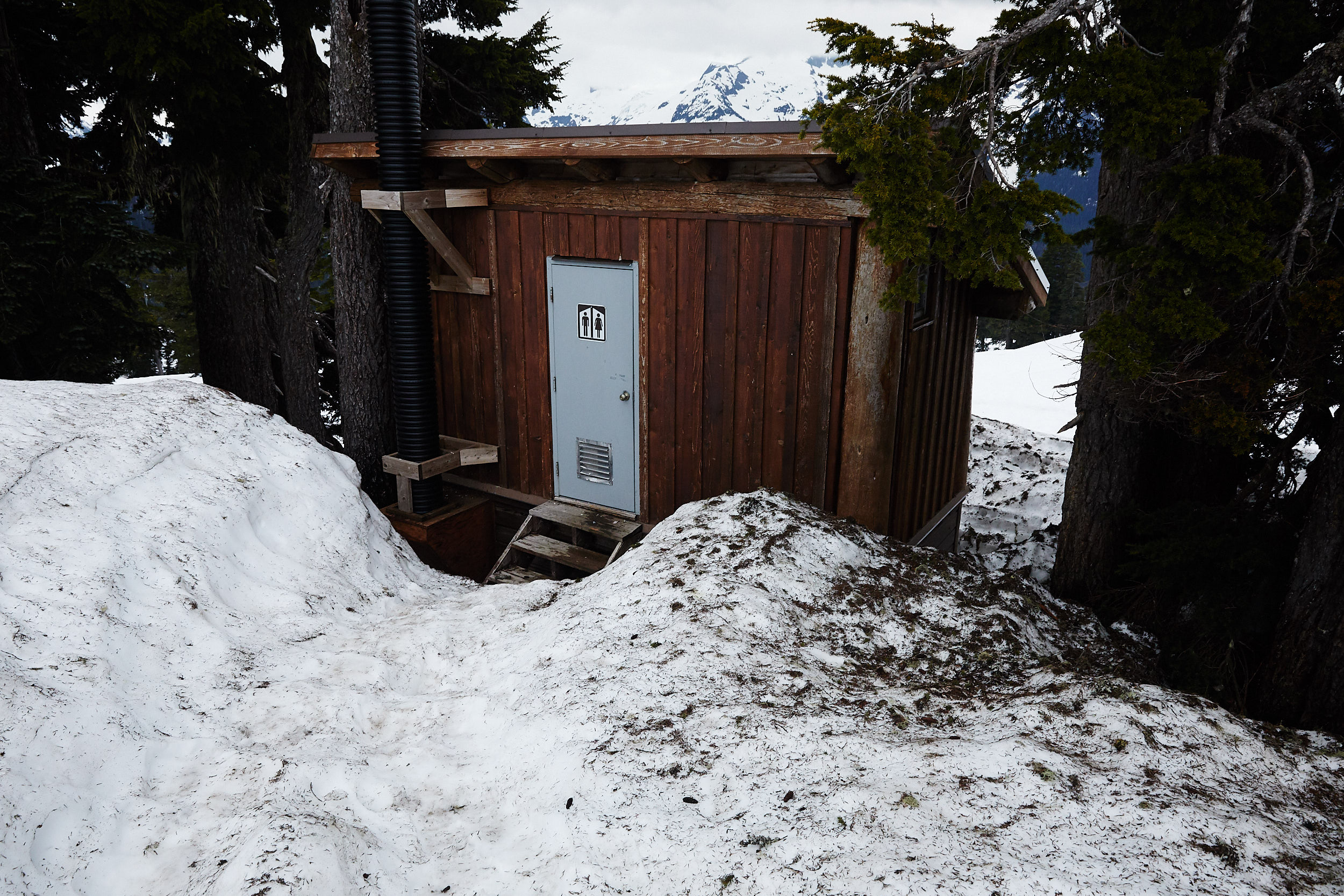  The hut even had a large washroom with 4 stalls. 