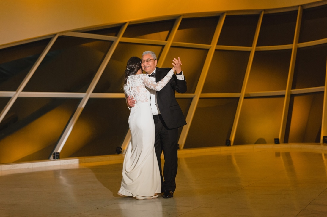 44_Milwaukee-Art-Museum-Wedding-1100x733.jpg