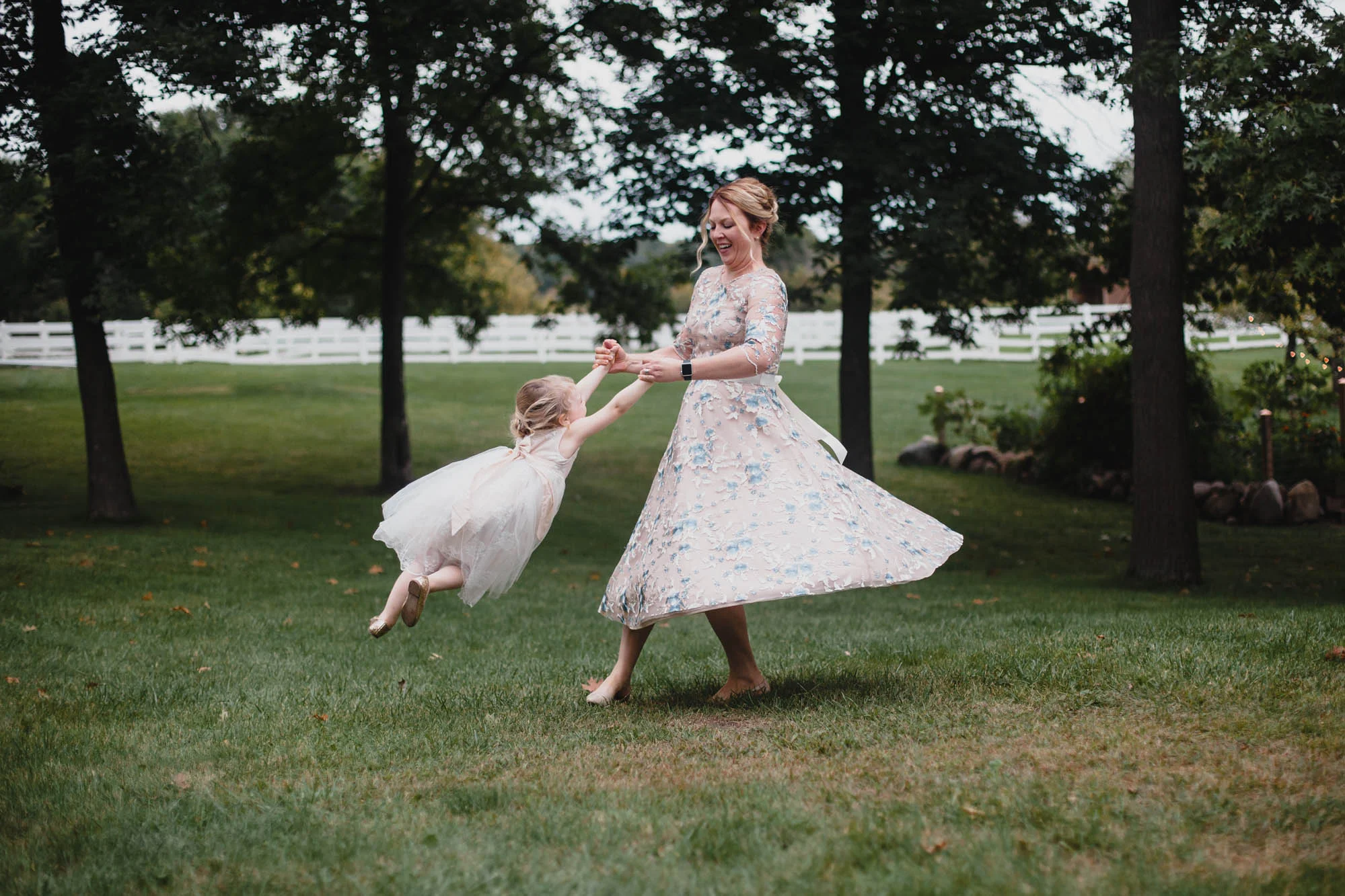 068_Minnesota_backyard_wedding.jpg