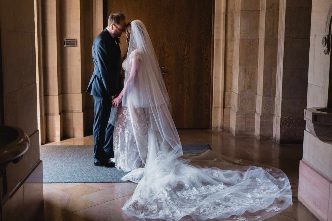 037_Minneapolis_Basilica_wedding-1100x733.jpg