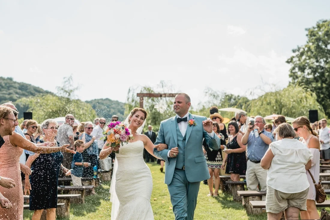 18_Minneapolis_wedding_Photographer_Barn_Wedding-1100x733.jpg