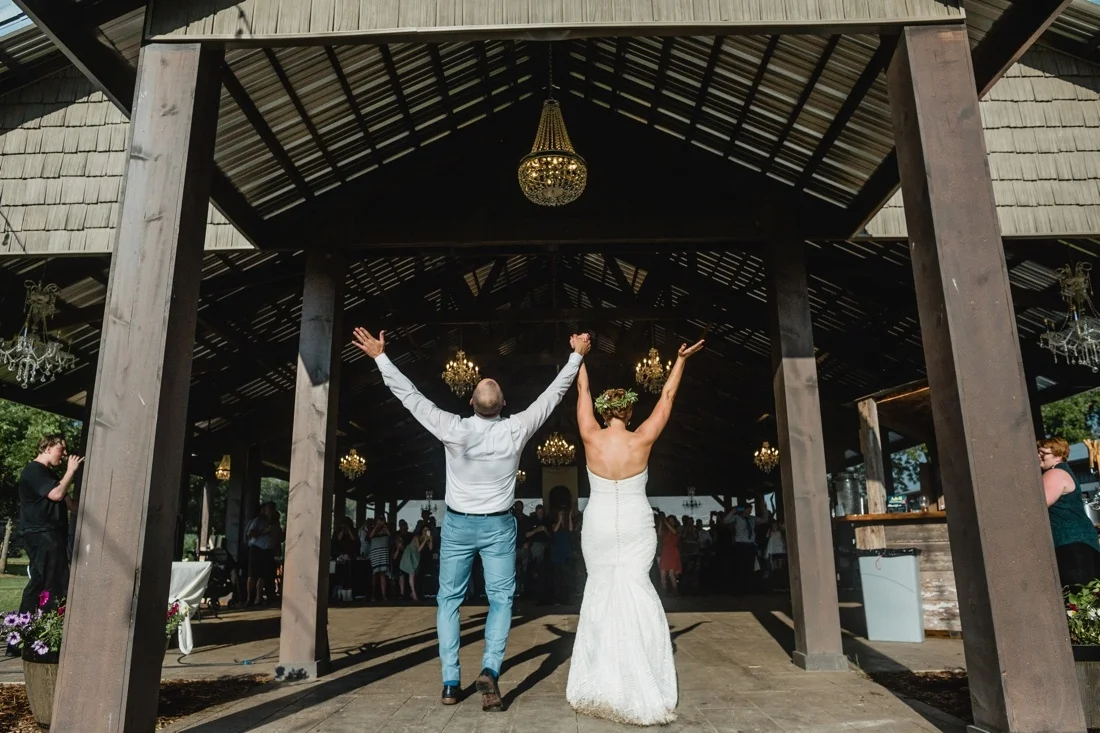 32_Minneapolis_wedding_Photographer_Barn_Wedding-1100x733.jpg