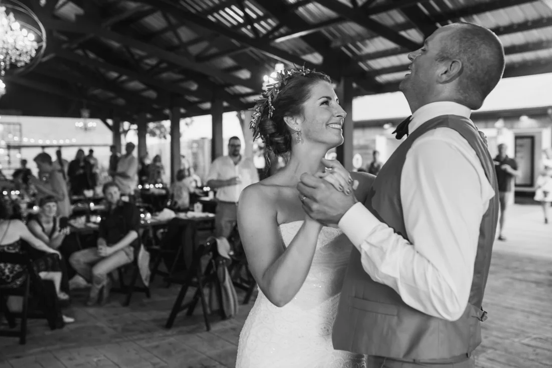 36_Minneapolis_wedding_Photographer_Barn_Wedding-1100x733.jpg