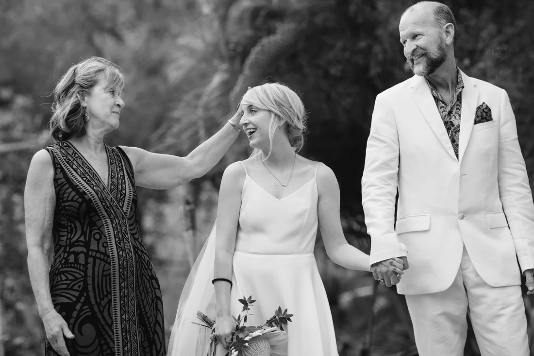 26_bride_with_parents_minneapolis_destination_wedding-1100x733.jpg