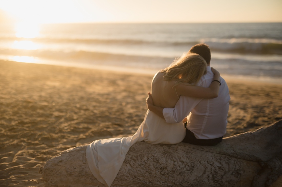 78_bride_and_groom_on_beach_minneapolis_wedding_photos-1100x732.jpg