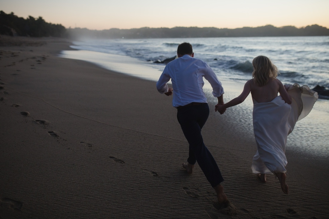 85_running_bride_and_groom_minneapolis_wedding_photographers-1100x733.jpg