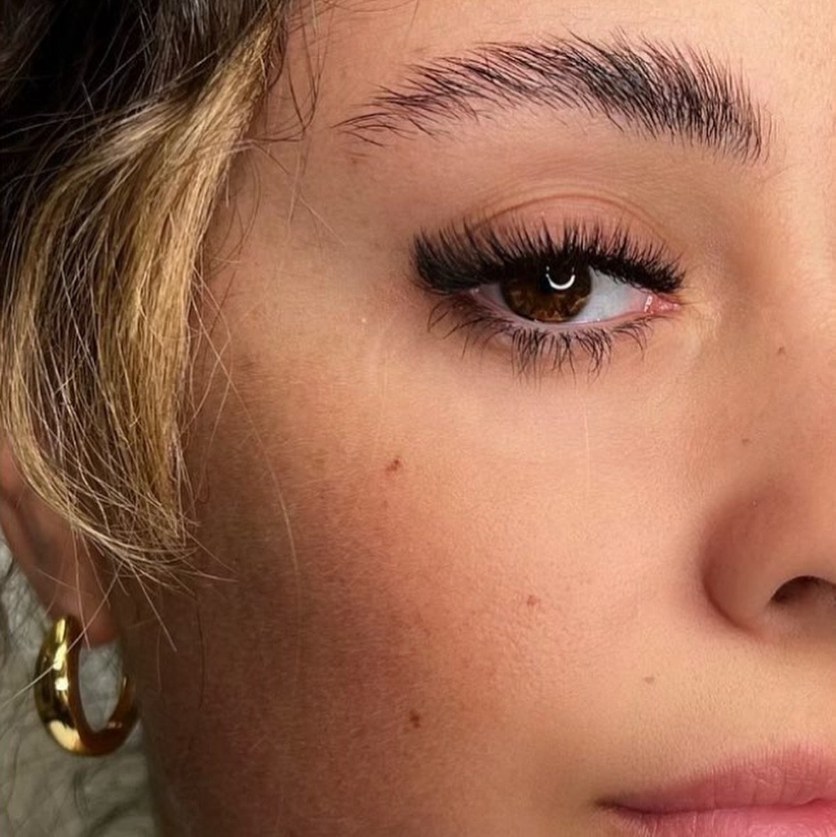 Kitten lashes ⚡️ 𝐀𝐟𝐭𝐞𝐫 ~ 𝐁𝐞𝐟𝐨𝐫𝐞 
&mdash; shaped intentionally to her natural eye shape and brow.

Soft structure, subtle lift, effortless wear.