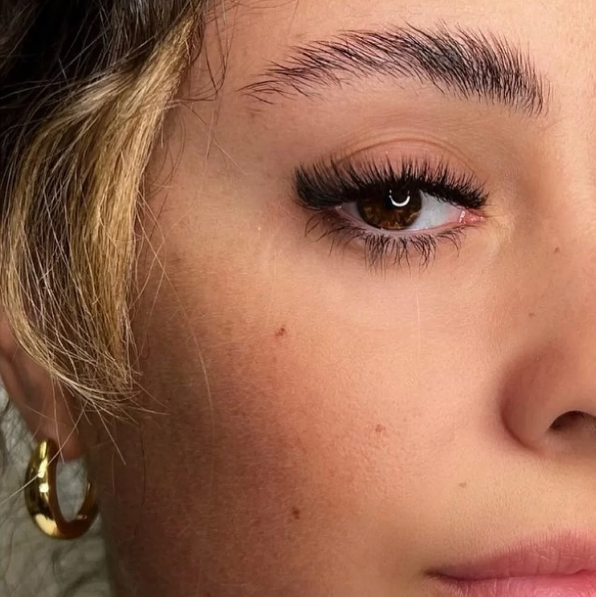Kitten lashes ⚡️ 𝐀𝐟𝐭𝐞𝐫 ~ 𝐁𝐞𝐟𝐨𝐫𝐞 
&mdash; shaped intentionally to her natural eye shape and brow.

Soft structure, subtle lift, effortless wear.
