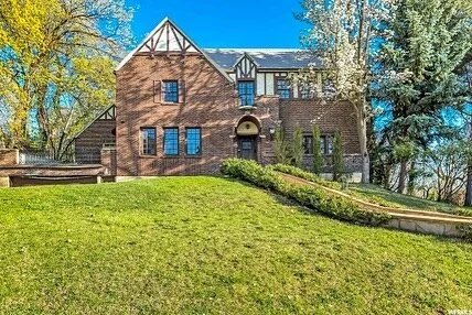 Project on the brain? If anyone knows us, we love a good project! We love a turnkey home just as much as the next person. But there&rsquo;s something so special about the process of bringing life back into a home and soaking it all in. Also, Federal 