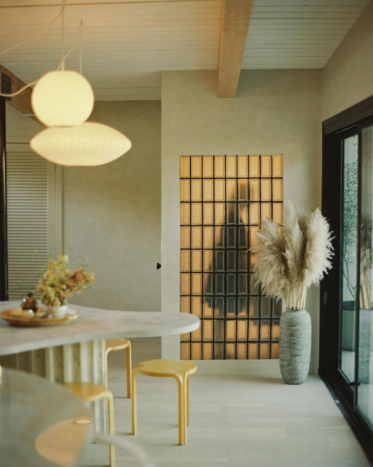 Designed by Joel Wong and Amanda Gunawan. The project, perched on Palmero Drive, is a mid-century modern home set in the foothills of LA&rsquo;s Mount Washington neighborhood🗿

Follow @linneadubravac &amp; @linneasellsla for #RealEstate + #HomeInspo