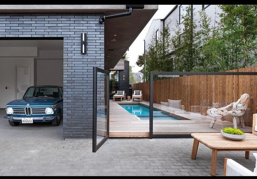 Indoor/ Outdoor living in Venice 🧘🏼&zwj;♀️ 

Follow @linneadubravac &amp; @runwaytorealestate for #RealEstate + #HomeInspo ✨

Is buying a home your goal for 2022? Call me, let&rsquo;s talk about it 📲

#designercrush #venicelife #designideas #poold