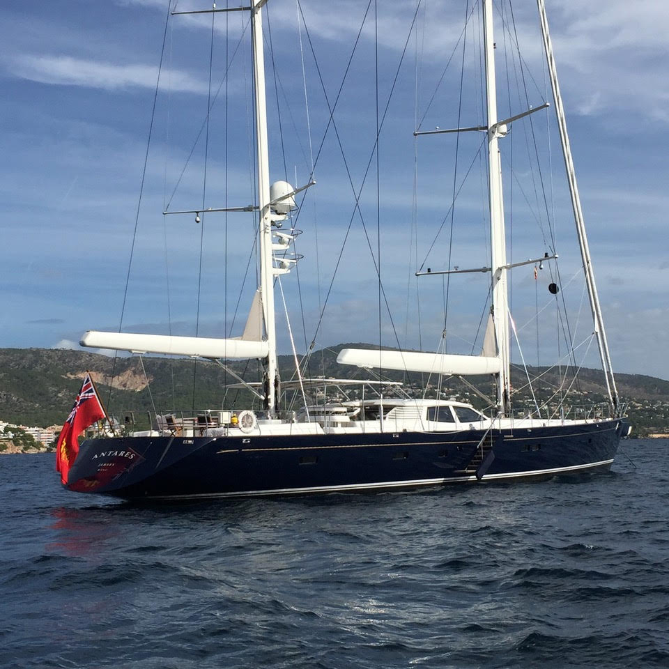 ANTARES Represented buyer. 39.98 M / 131′02″ Royal Huisman build, Dixon design.