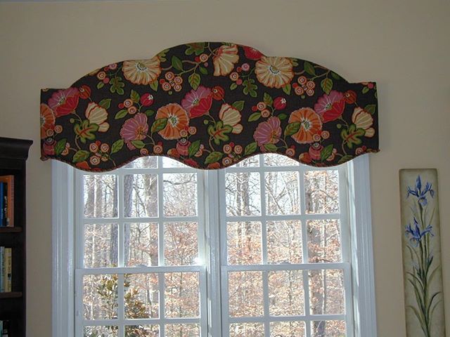 Thinking about arched windows today, and how to show them off. Or, in this case, how to create an arch when one isn&rsquo;t there!
#customwindowtreatments