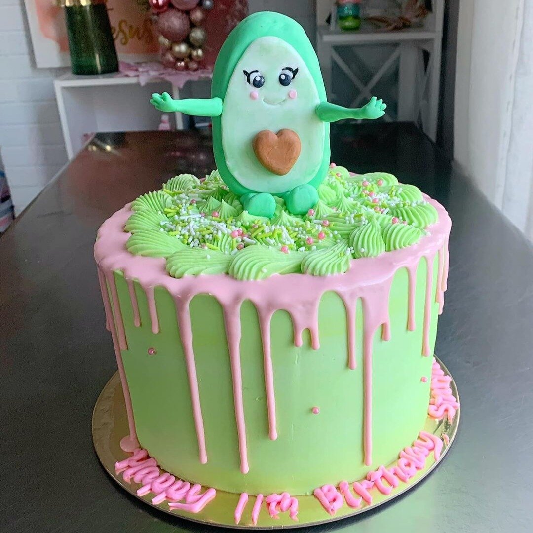 Hey look! It&rsquo;s an Avocado that wants to give you a hug&hellip;on top of a cake! Whats not to love here you guys?!?😂😂😂🥑💚🥑💚🥑💚