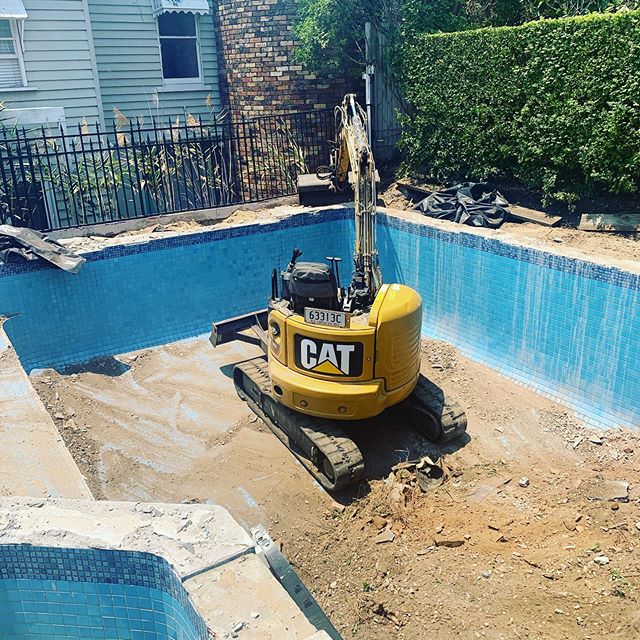 On days like today you need to be in the pool or in the shade!! @black_developments #earthmovingbrisbane #workingbucket