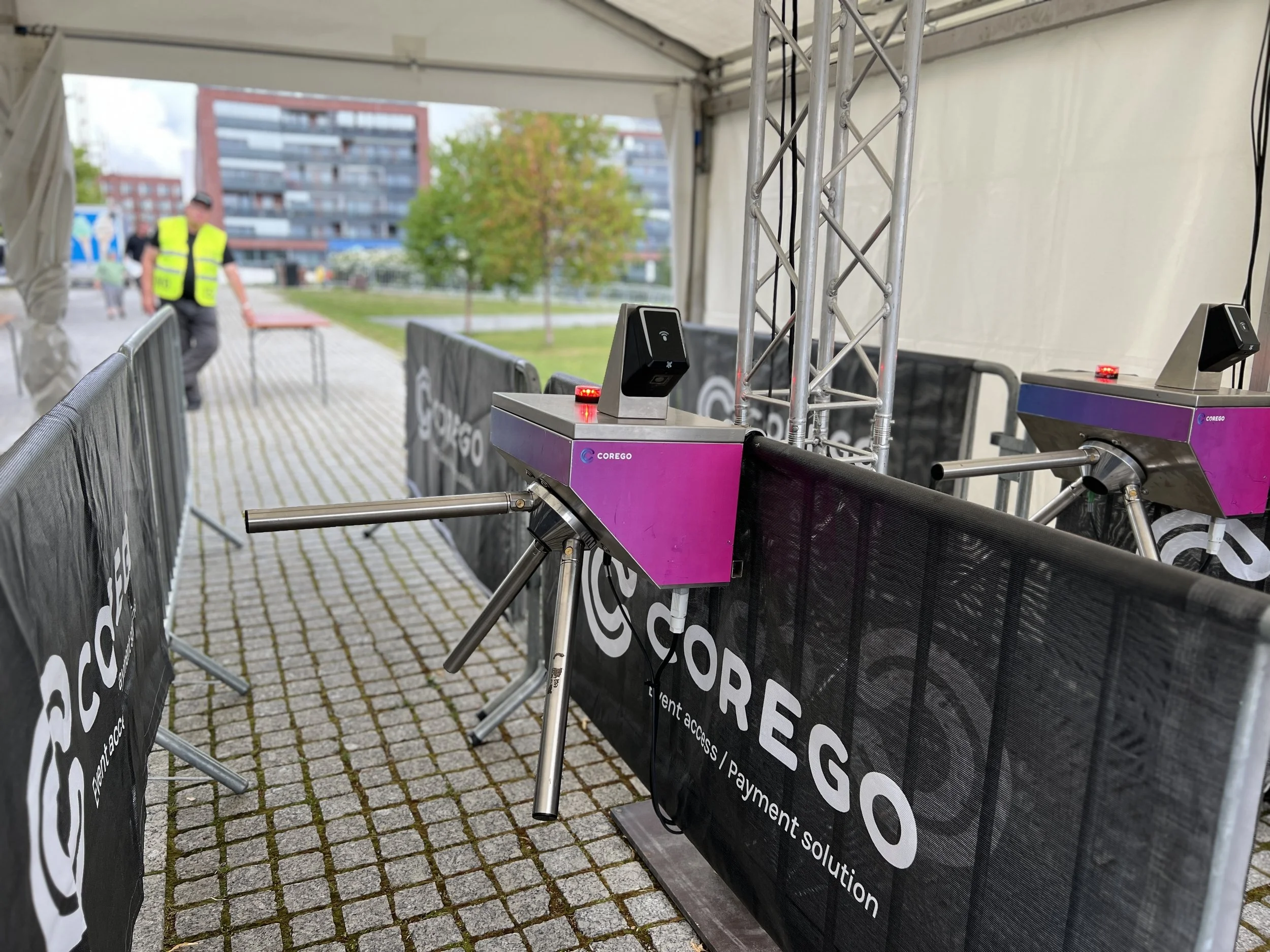 NY INNGANG PÅ FÆSTERÅLEN