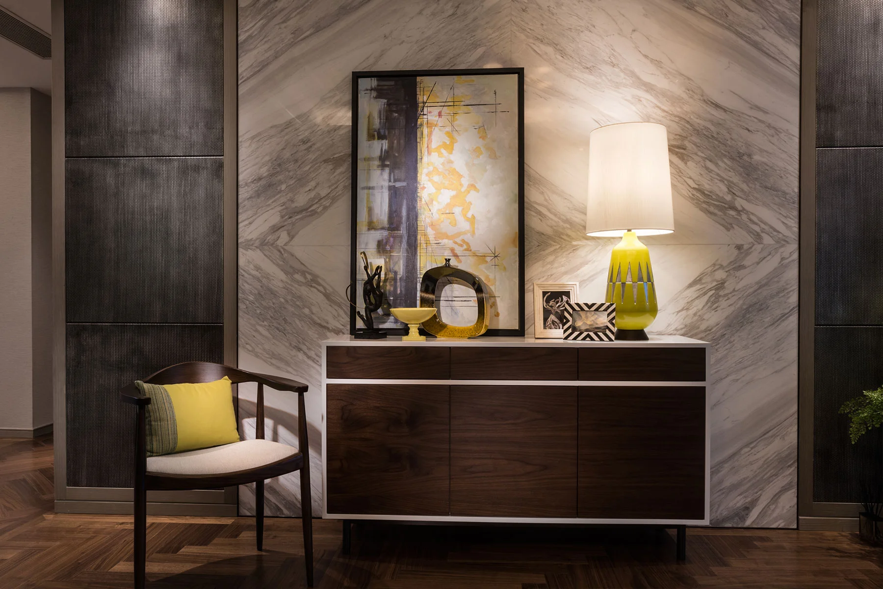 Midcentury_Living_console_yellow-Lamp.jpg