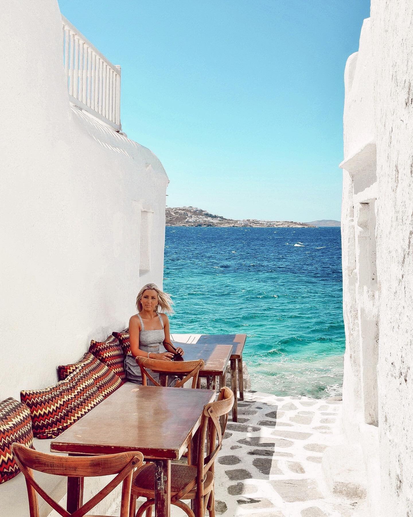 This is one bar in Mykonos you definitely want to add to your bucket list 🍸 

𓏲 Kastro&rsquo;s in little Venice, the most picturesque quarter of Mykonos Town. It literally hangs over the sea and has an unrivaled setting, as well as amazing cocktail
