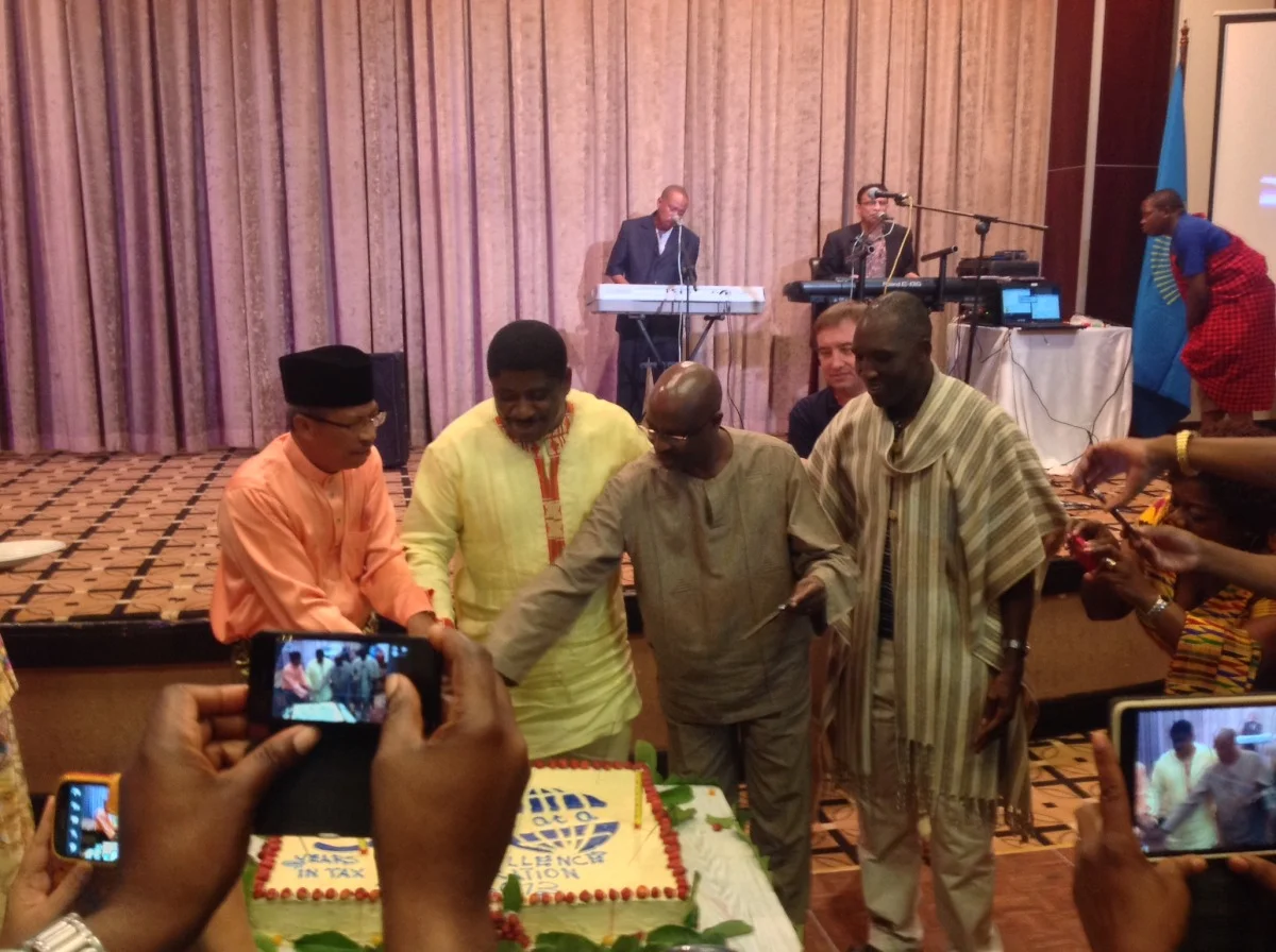 The host cuts the cake.