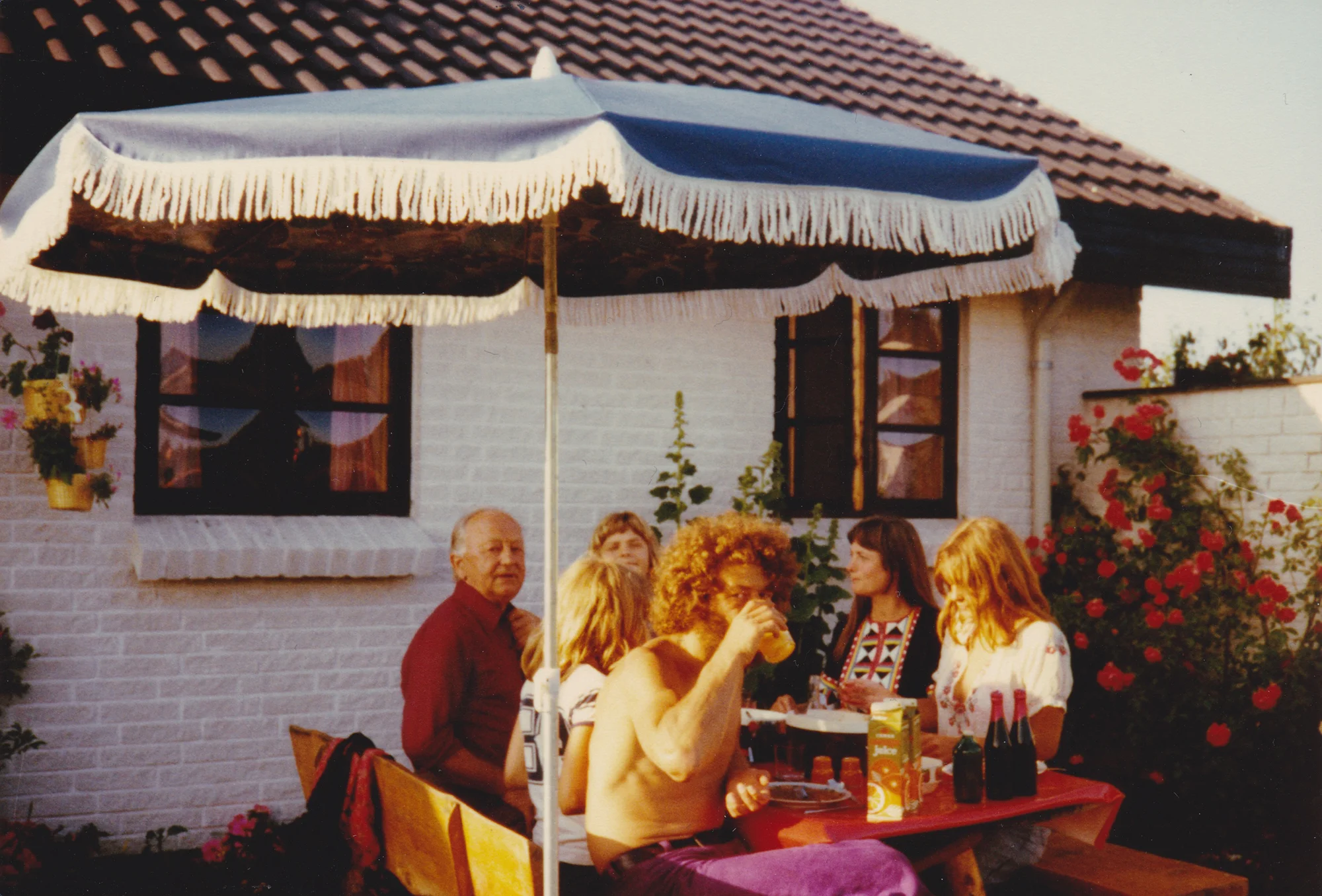 Familien i sommerhus (ca. 1974)-2000.jpg