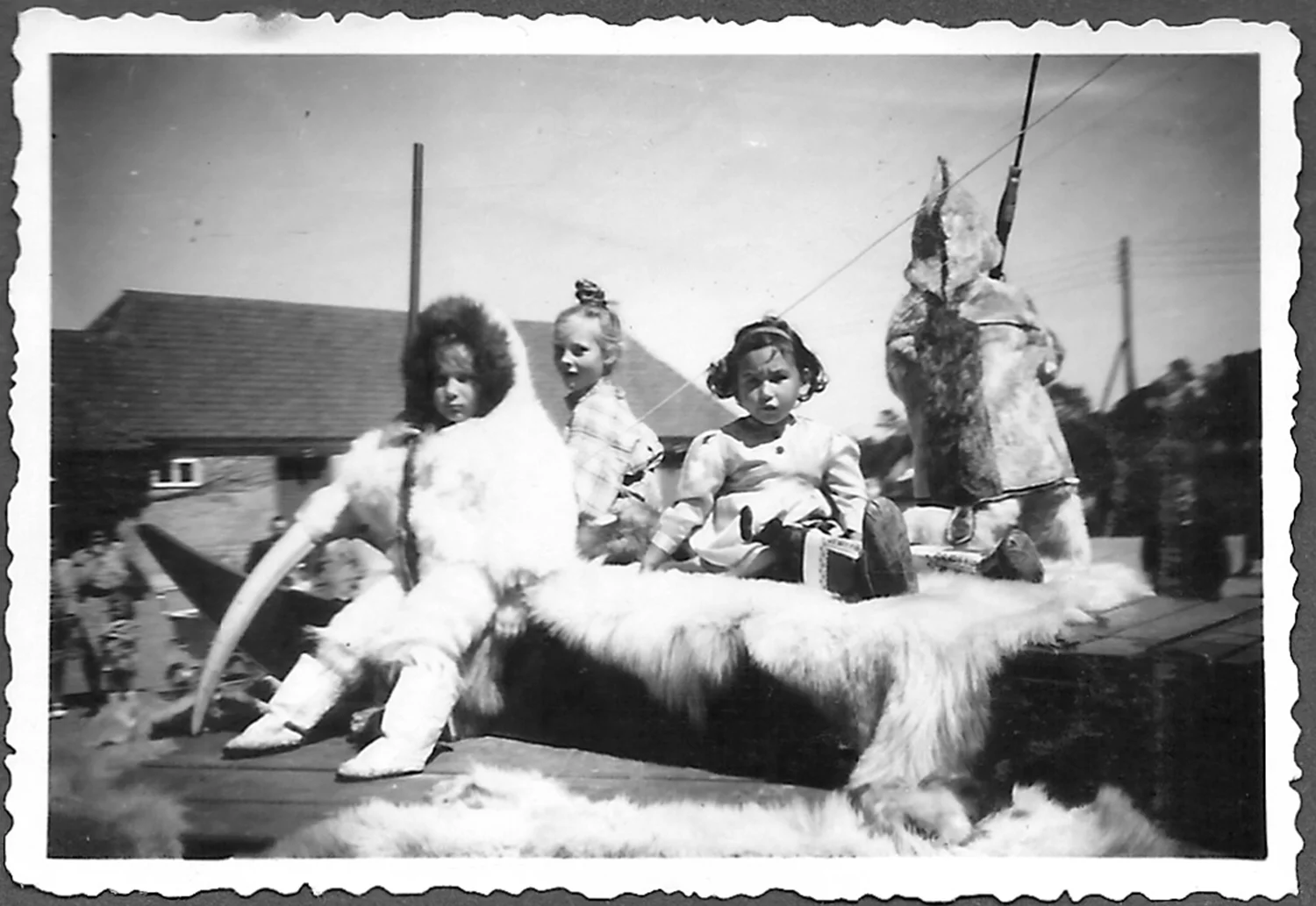 Ivalo, Rolf og Bjørn er en innuitfamilie. Den lille pige var en grønlænder, der var på besøg. Foto: Lisbet Gilberg.