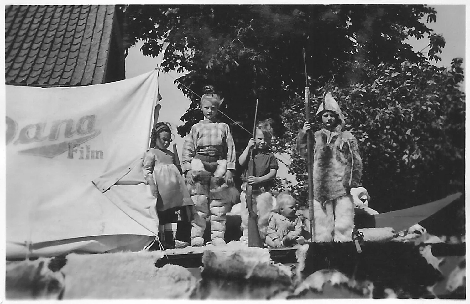 Grønlænderpigen, Ivalo, Bjørn, Pusser-babypige og Rolf. Foto: Lisbet Gilberg.