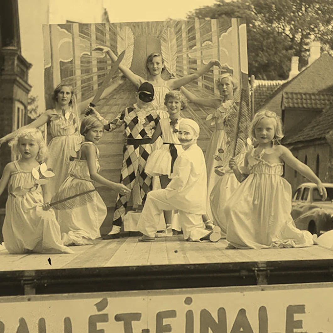 1953- til venstre for Ivalo er det Bente Laumann og til højre er det Inga Juhl Jette Moth er til venstre for Bjørn. Pusser yderst til hø-1500cropcolor.jpg